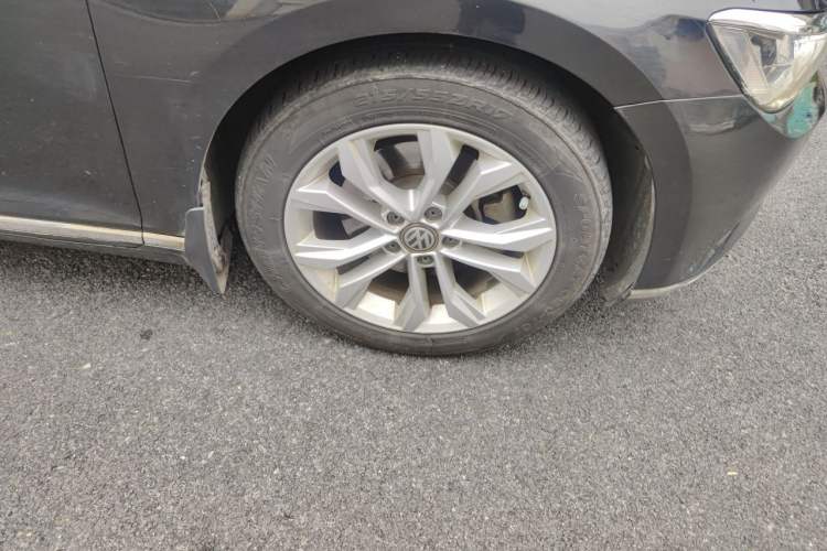 Used Volkswagen Magotan 2019 330TSI DSG Luxury Version China VI Standard Right Front Wheel Hub