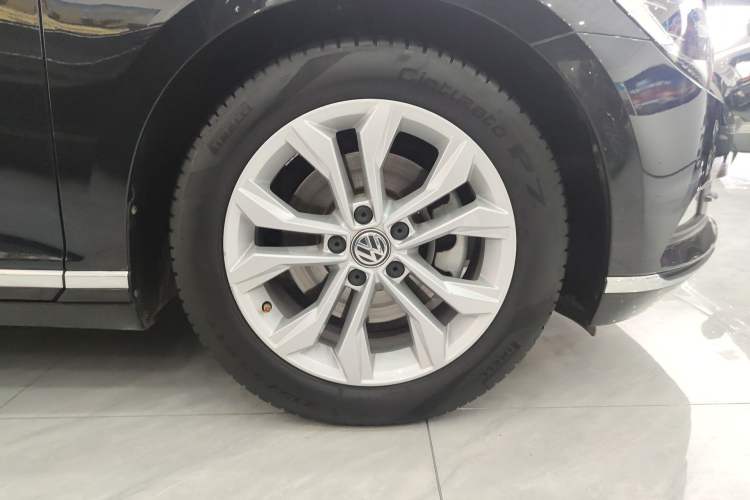 Used Volkswagen Magotan 2019 330TSI DSG Luxury Version China VI Standard Right Front Wheel Hub