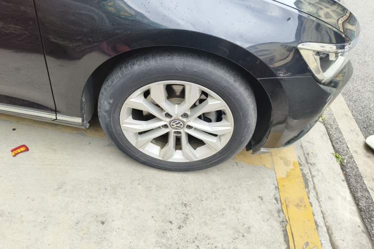 Used Volkswagen Magotan 2019 330TSI DSG Luxury Version China VI Standard Right Front Wheel Hub