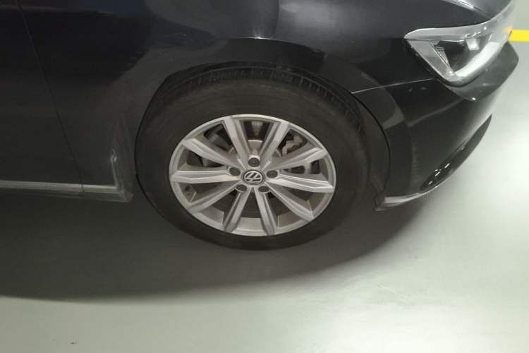 Used Volkswagen Magotan 2019 330TSI DSG Leading Model China VI Standard Right Front Wheel Hub