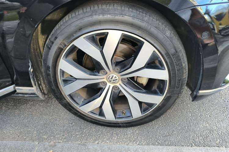 Used Volkswagen Magotan 2019 330TSI DSG Luxury Model China V Standard Right Front Wheel Hub