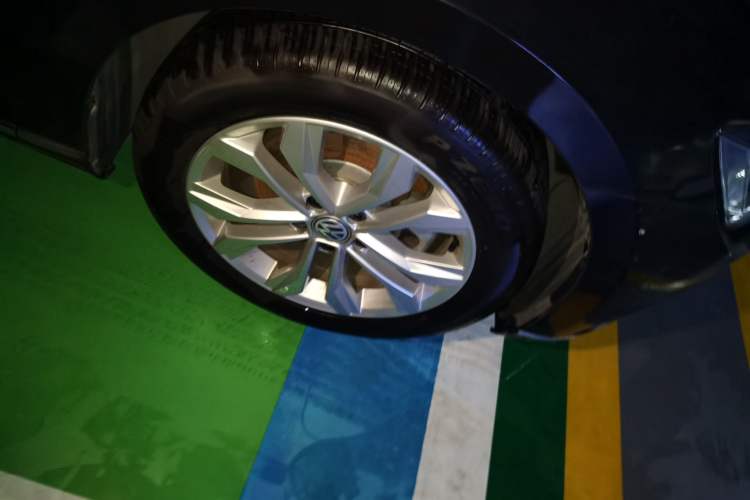 Used Volkswagen Magotan 2019 330TSI DSG Luxury Version China VI Standard Right Front Wheel Hub