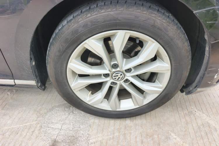 Used Volkswagen Magotan 2019 330TSI DSG Luxury Version China VI Standard Right Front Wheel Hub