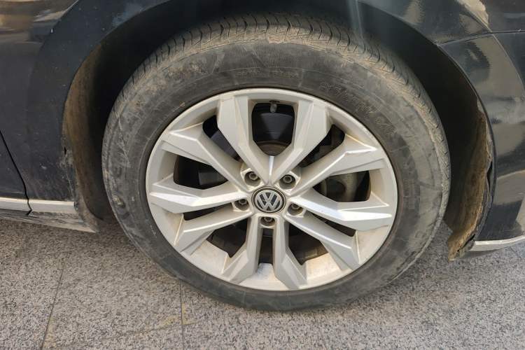 Used Volkswagen Magotan 2019 330TSI DSG Luxury Version China VI Standard Right Front Wheel Hub