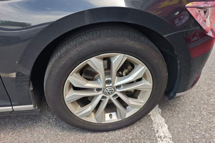Used Volkswagen Magotan 2019 330TSI DSG Luxury Version China VI Standard Right Front Wheel Hub