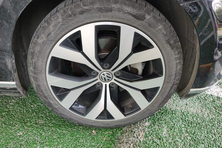 Used Volkswagen Magotan 2019 330TSI DSG Luxury Model China V Standard Right Front Wheel Hub