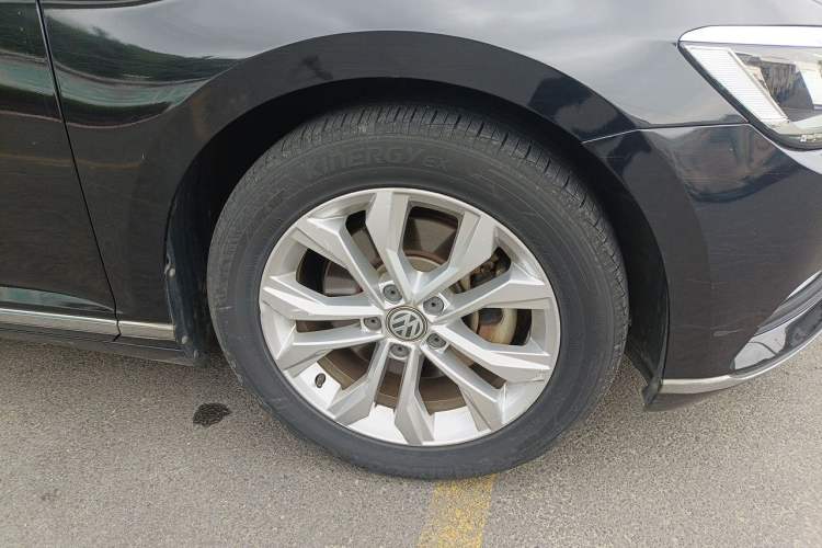 Used Volkswagen Magotan 2019 330TSI DSG Luxury Version China VI Standard Right Front Wheel Hub