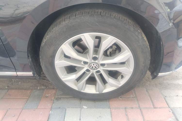 Used Volkswagen Magotan 2019 330TSI DSG Luxury Version China VI Standard Right Front Wheel Hub