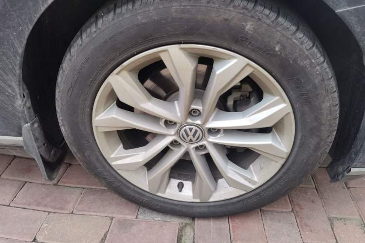Used Volkswagen Magotan 2019 330TSI DSG Luxury Version China VI Standard Right Front Wheel Hub