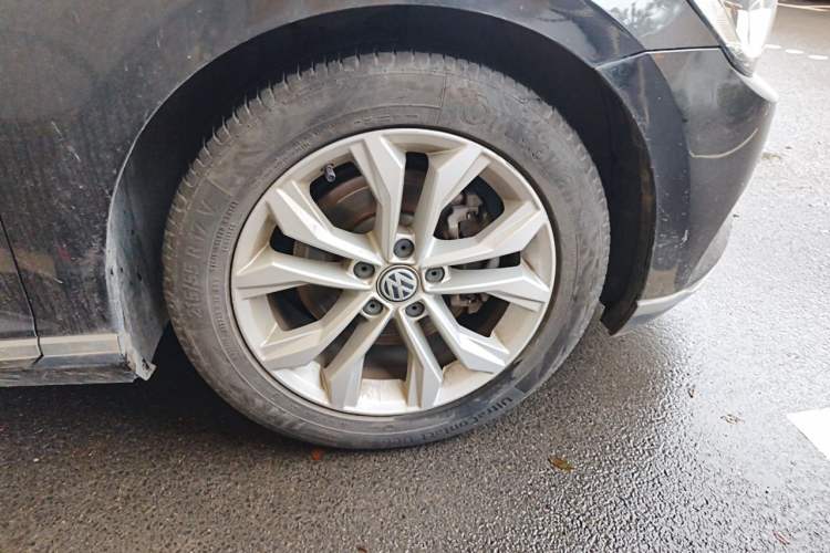 Used Volkswagen Magotan 2019 330TSI DSG Luxury Model China V Standard Right Front Wheel Hub