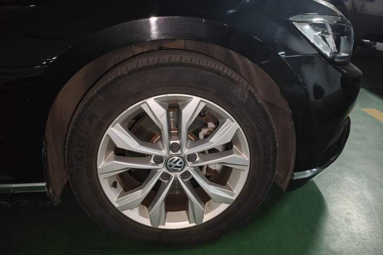 Used Volkswagen Magotan 2019 330TSI DSG Luxury Model China V Standard Right Front Wheel Hub