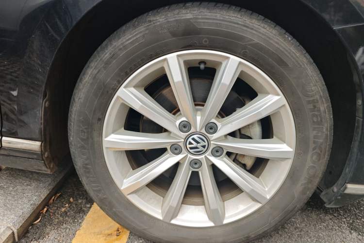 Used Volkswagen Magotan 2019 330TSI DSG Leading Model China VI Standard Right Front Wheel Hub