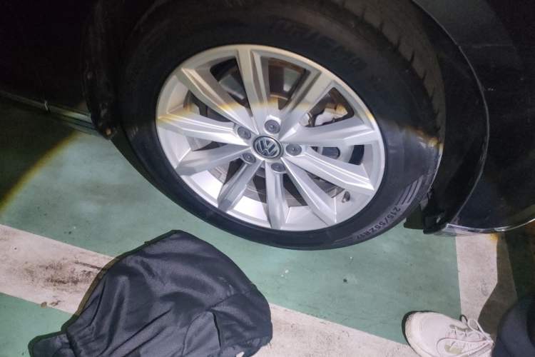 Used Volkswagen Magotan 2019 330TSI DSG Leading Model China VI Standard Right Front Wheel Hub