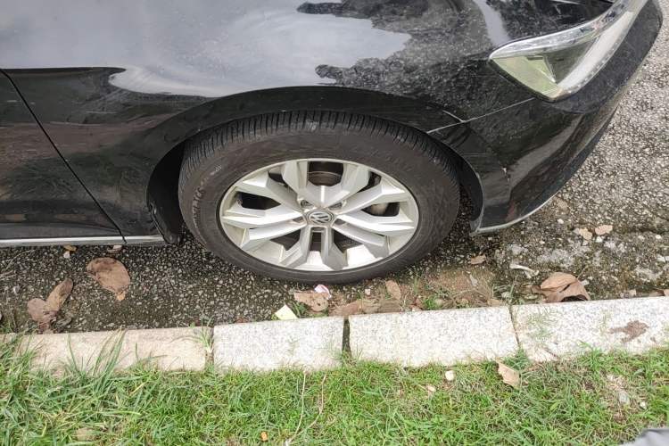 Used Volkswagen Magotan 2019 330TSI DSG Luxury Version China VI Standard Right Front Wheel Hub