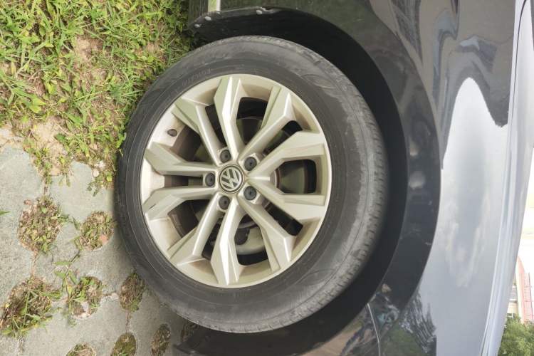 Used Volkswagen Magotan 2019 330TSI DSG Luxury Version China VI Standard Right Front Wheel Hub