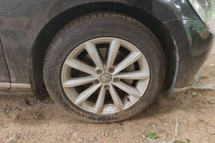Used Volkswagen Magotan 2019 330TSI DSG Leading Model China VI Standard Right Front Wheel Hub