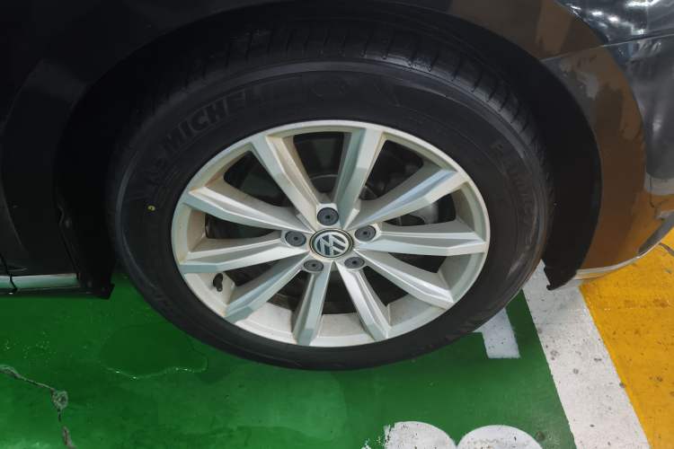 Used Volkswagen Magotan 2019 330TSI DSG Leading Edition China V Standard Right Front Wheel Hub