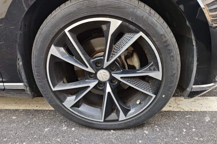 Used Volkswagen Magotan 2019 330TSI DSG Luxury Model China V Standard Right Front Wheel Hub