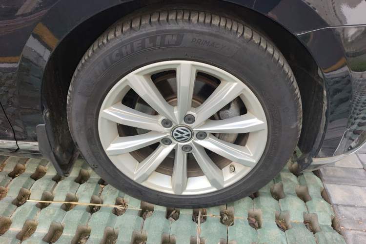 Used Volkswagen Magotan 2019 330TSI DSG Leading Edition China V Standard Right Front Wheel Hub