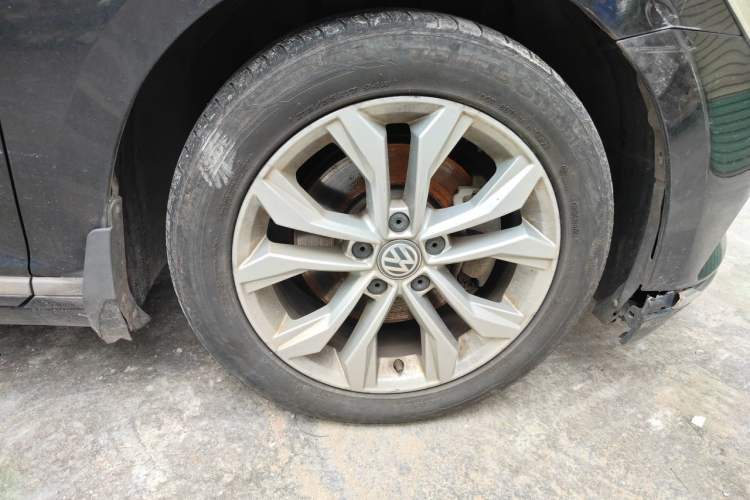 Used Volkswagen Magotan 2019 330TSI DSG Luxury Version China VI Standard Right Front Wheel Hub
