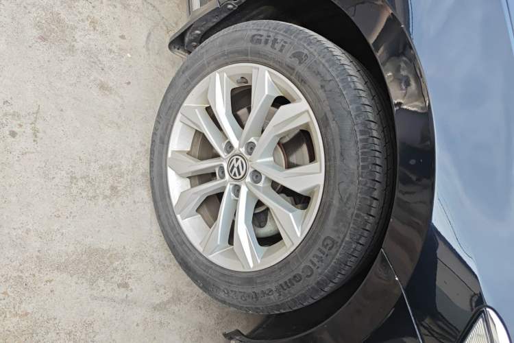 Used Volkswagen Magotan 2019 330TSI DSG Luxury Version China VI Standard Right Front Wheel Hub
