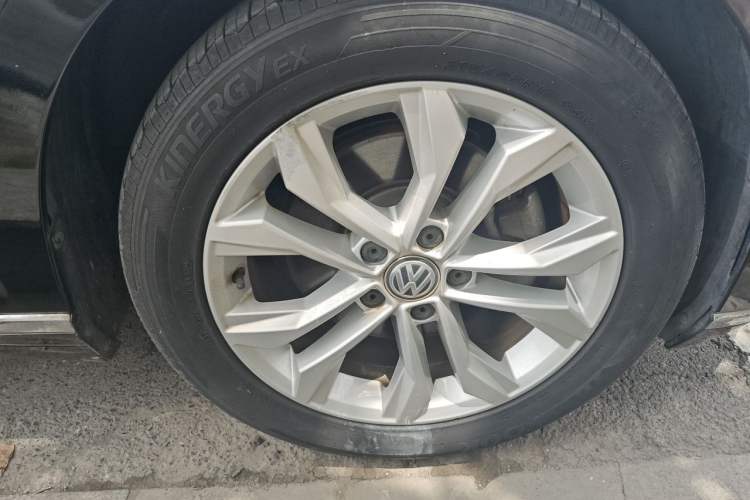 Used Volkswagen Magotan 2019 330TSI DSG Luxury Version China VI Standard Right Front Wheel Hub