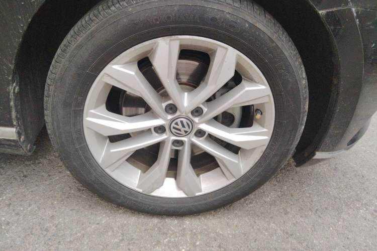 Used Volkswagen Magotan 2019 330TSI DSG Luxury Version China VI Standard Right Front Wheel Hub
