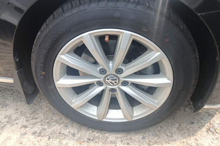Used Volkswagen Magotan 2019 330TSI DSG Leading Model China VI Standard Right Front Wheel Hub