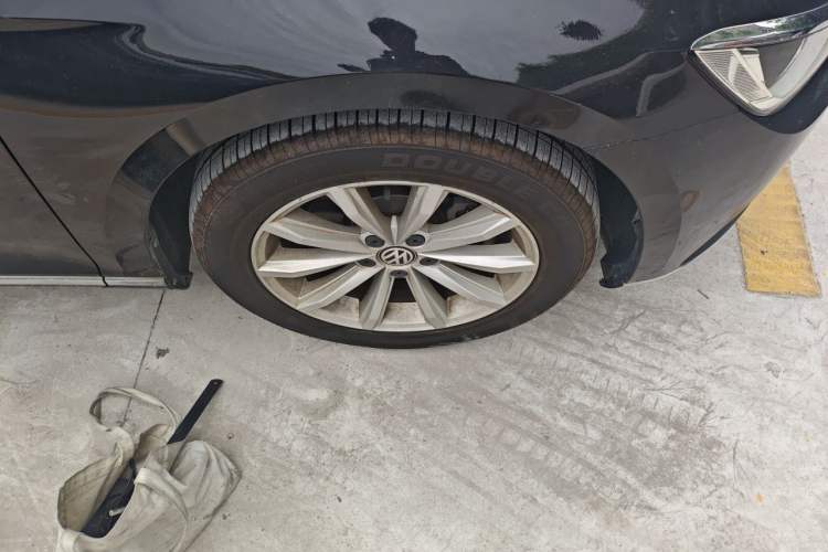 Used Volkswagen Magotan 2019 330TSI DSG Leading Model China VI Standard Right Front Wheel Hub