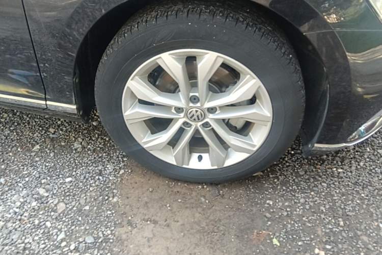 Used Volkswagen Magotan 2019 330TSI DSG Luxury Version China VI Standard Right Front Wheel Hub
