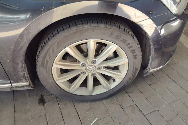 Used Volkswagen Magotan 2019 330TSI DSG Leading Model China VI Standard Right Front Wheel Hub