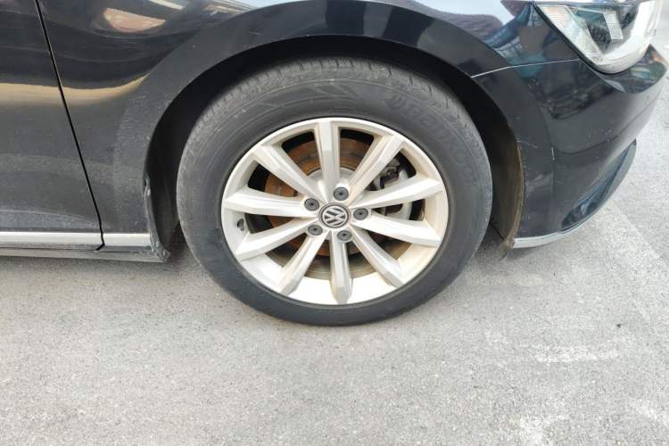 Used Volkswagen Magotan 2019 330TSI DSG Leading Model China VI Standard Right Front Wheel Hub