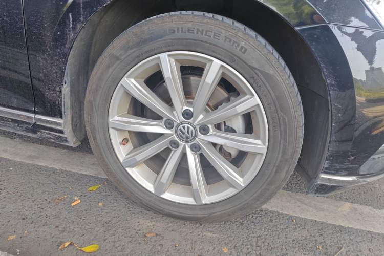Used Volkswagen Magotan 2019 330TSI DSG Leading Model China VI Standard Right Front Wheel Hub