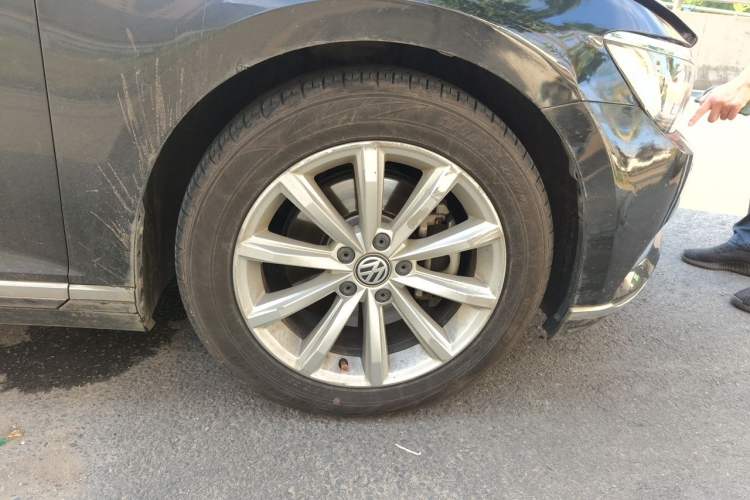 Used Volkswagen Magotan 2019 330TSI DSG Leading Model China VI Standard Right Front Wheel Hub