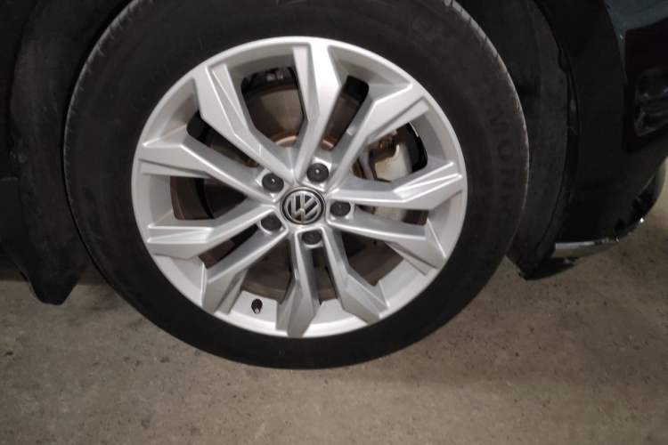 Used Volkswagen Magotan 2019 330TSI DSG Luxury Version China VI Standard Right Front Wheel Hub