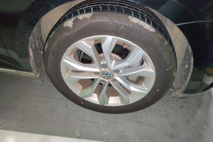 Used Volkswagen Magotan 2019 330TSI DSG Luxury Version China VI Standard Right Front Wheel Hub
