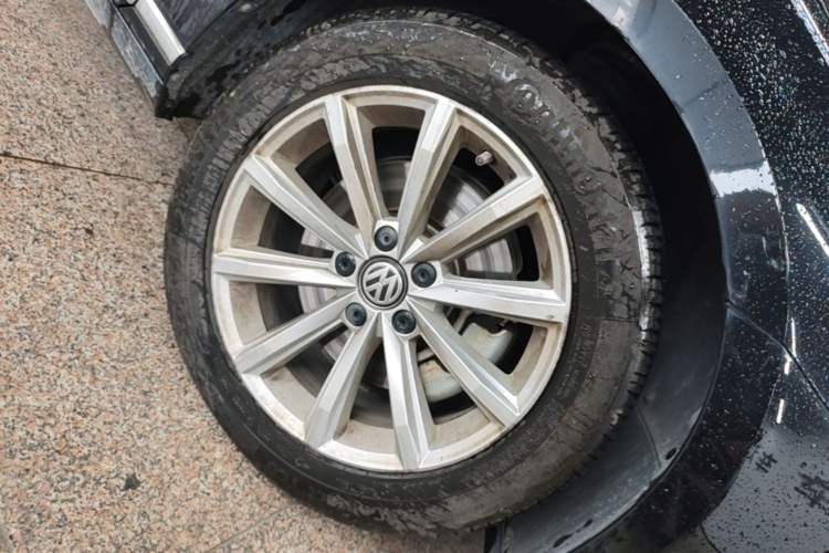 Used Volkswagen Magotan 2019 330TSI DSG Leading Model China VI Standard Right Front Wheel Hub