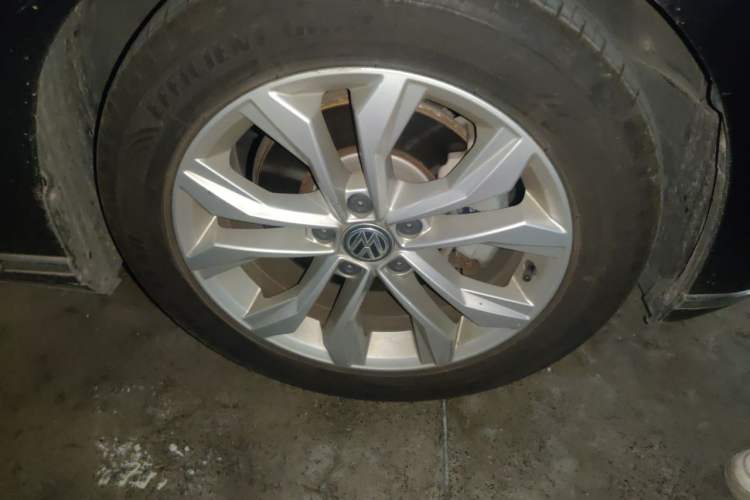 Used Volkswagen Magotan 2019 330TSI DSG Luxury Version China VI Standard Right Front Wheel Hub