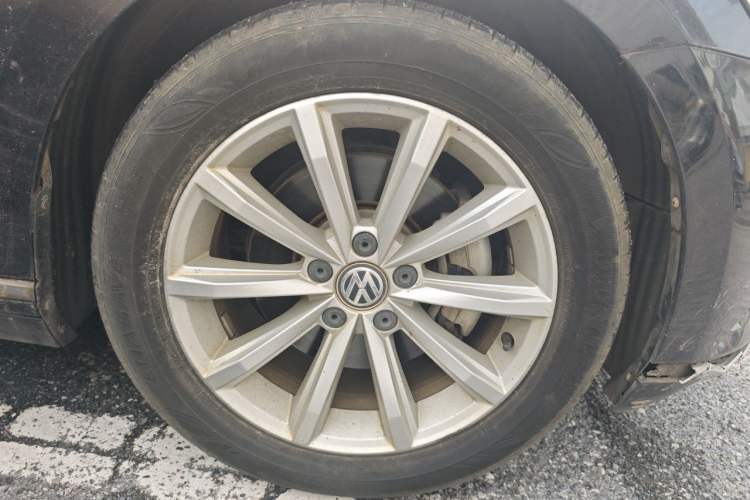 Used Volkswagen Magotan 2019 330TSI DSG Leading Edition China V Standard Right Front Wheel Hub
