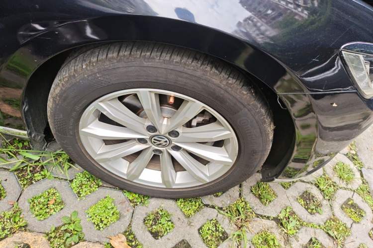 Used Volkswagen Magotan 2019 330TSI DSG Leading Model China VI Standard Right Front Wheel Hub