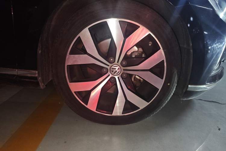 Used Volkswagen Magotan 2019 330TSI DSG Luxury Model China V Standard Right Front Wheel Hub
