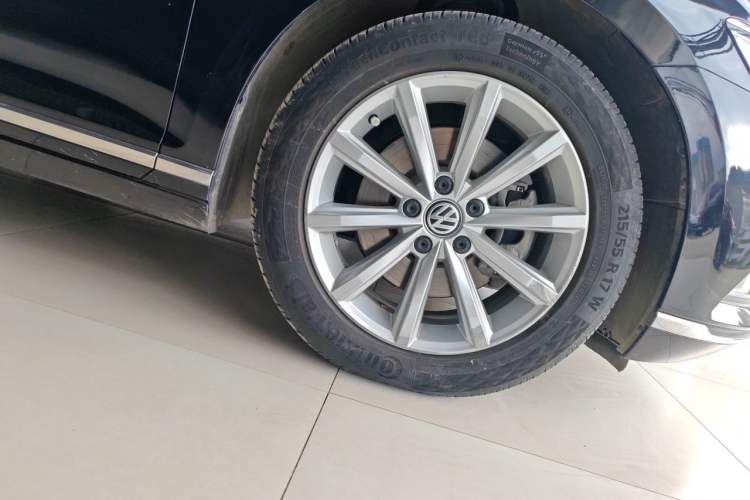 Used Volkswagen Magotan 2019 330TSI DSG Leading Model China VI Standard Right Front Wheel Hub