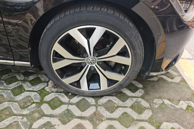 Used Volkswagen Magotan 2019 330TSI DSG Luxury Model China V Standard Right Front Wheel Hub