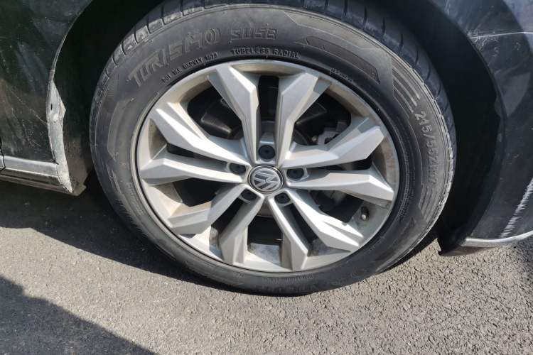 Used Volkswagen Magotan 2019 330TSI DSG Luxury Version China VI Standard Right Front Wheel Hub