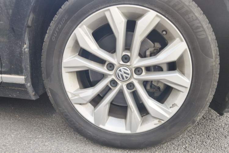 Used Volkswagen Magotan 2019 330TSI DSG Luxury Version China VI Standard Right Front Wheel Hub