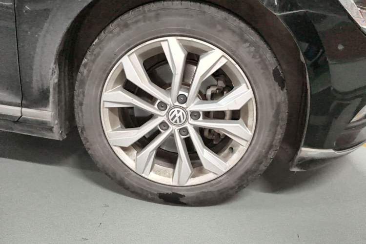Used Volkswagen Magotan 2019 330TSI DSG Luxury Version China VI Standard Right Front Wheel Hub