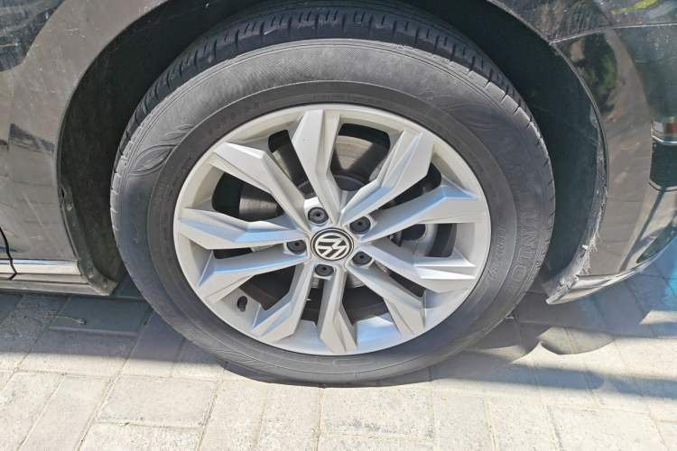Used Volkswagen Magotan 2019 330TSI DSG Luxury Version China VI Standard Right Front Wheel Hub