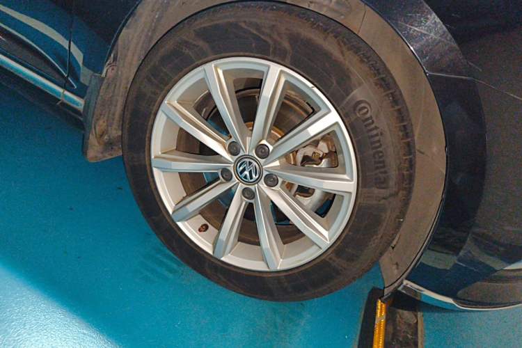 Used Volkswagen Magotan 2019 330TSI DSG Leading Model China VI Standard Right Front Wheel Hub
