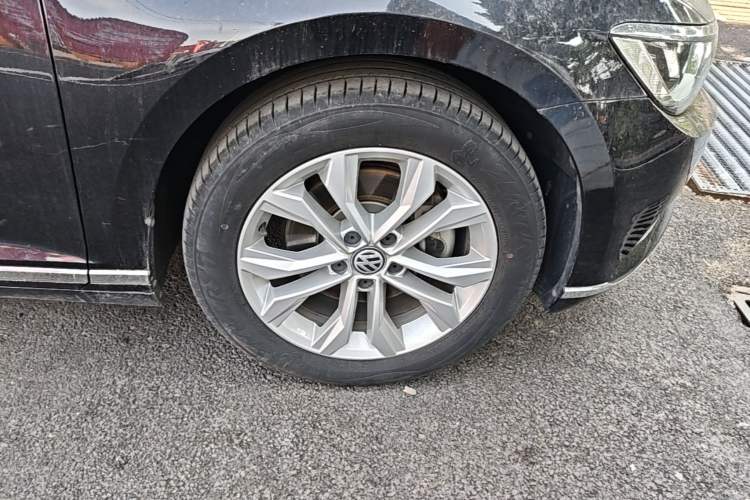 Used Volkswagen Magotan 2019 380TSI DSG Luxury Model China V Standard Right Front Wheel Hub