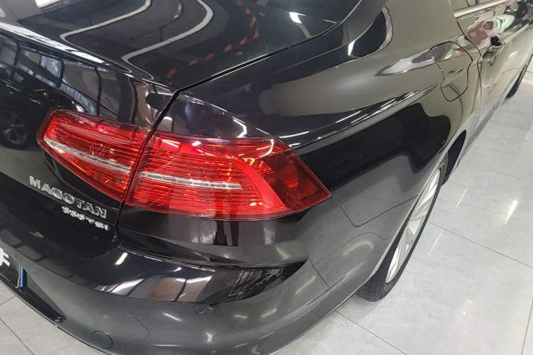 Used Volkswagen Magotan 2019 330TSI DSG Leading Edition China V Standard Right Rear Taillight